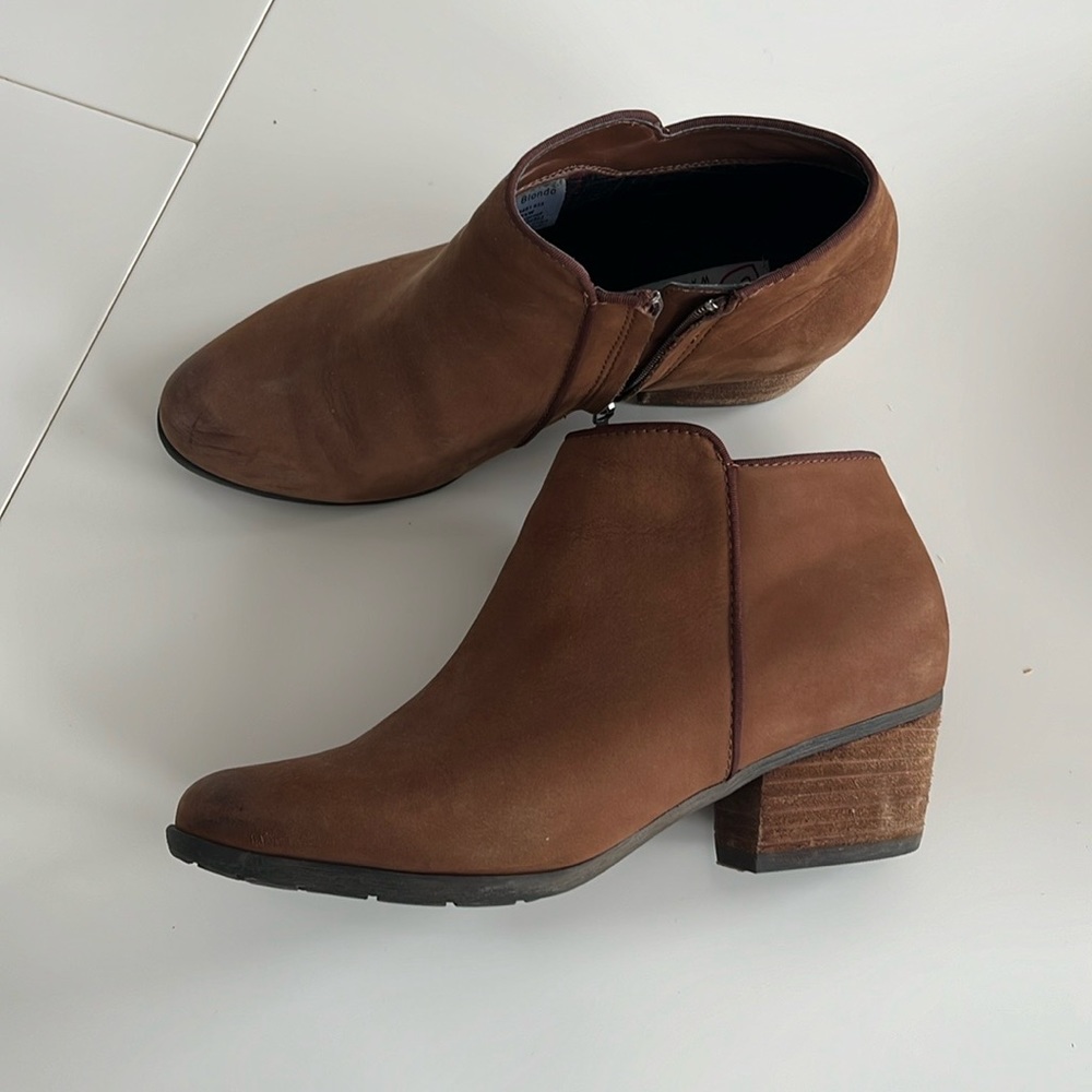 Blondo Brown 8.5 wide width waterproof booties